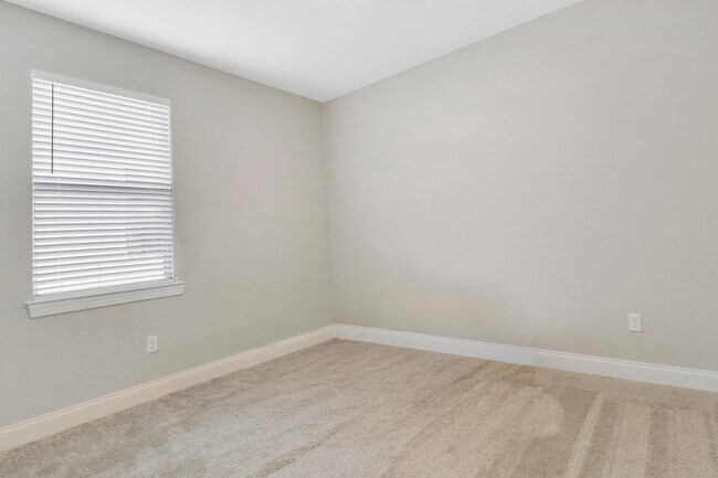 Building Photo - 6545 Cloverdale Ave