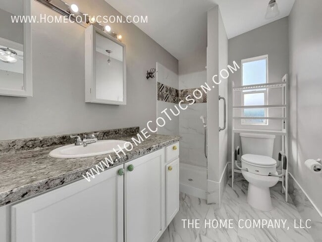 Building Photo - 9410 S Van Dr