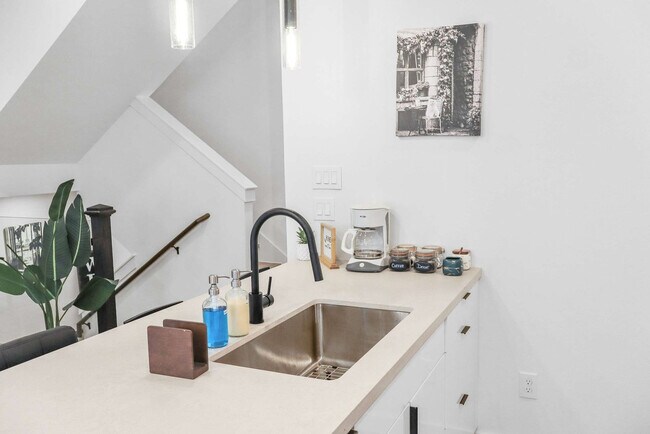 Building Photo - 6740 Peerless St