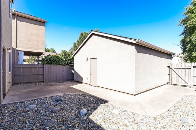 Building Photo - West Roseville Solar! 3 Bedroom, Plus den/...