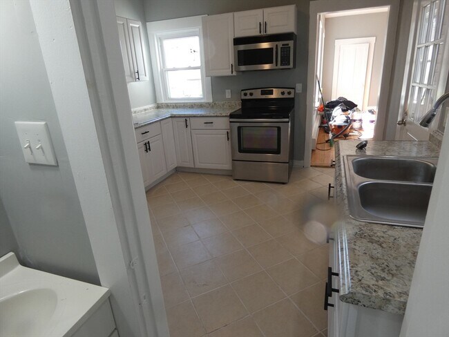 Building Photo - 94 Maple St