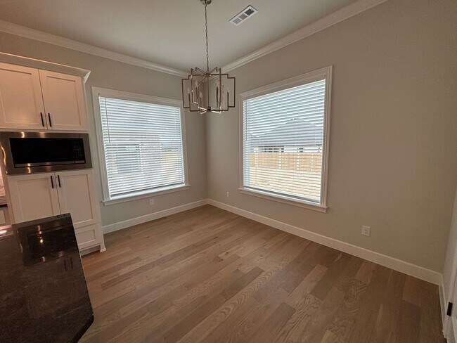 Building Photo - Cozy 4 Bedroom/2.5 Bath Home in a Wonderful Neighborhood