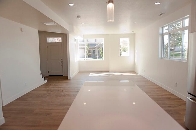 Building Photo - 155 N Main St