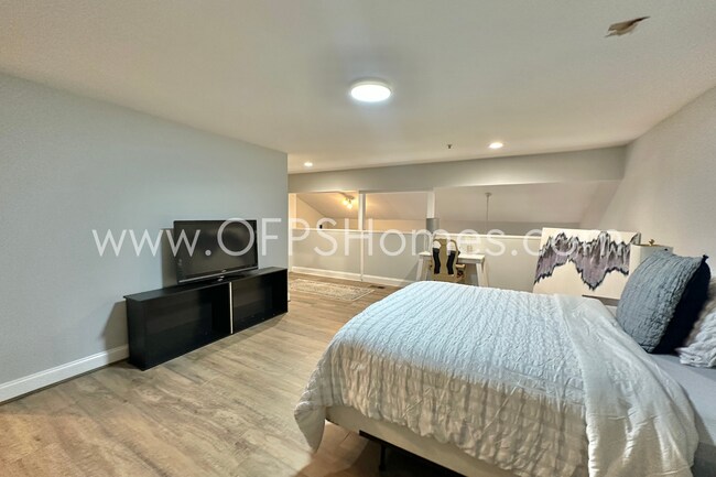 Building Photo - 3/3 DESTIN CONDO... Minutes from the beach!!
