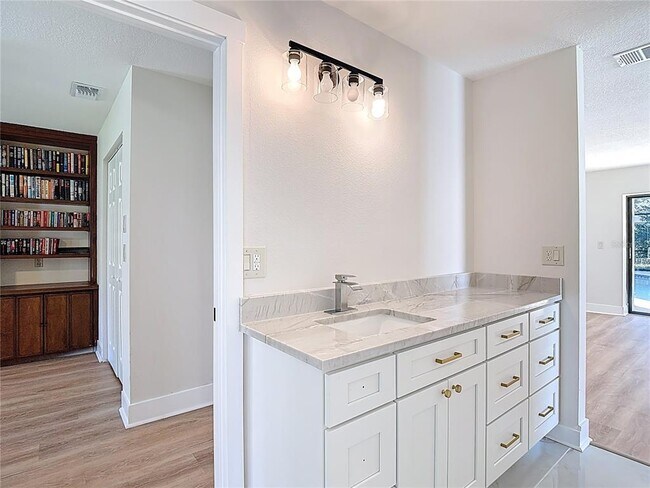 Building Photo - 4072 Belmoor Dr