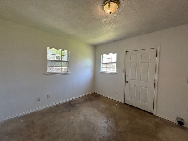 Building Photo - COMING SOON! Cute 3 Bedroom, 1 Bath Close to Downtown San Antonio.