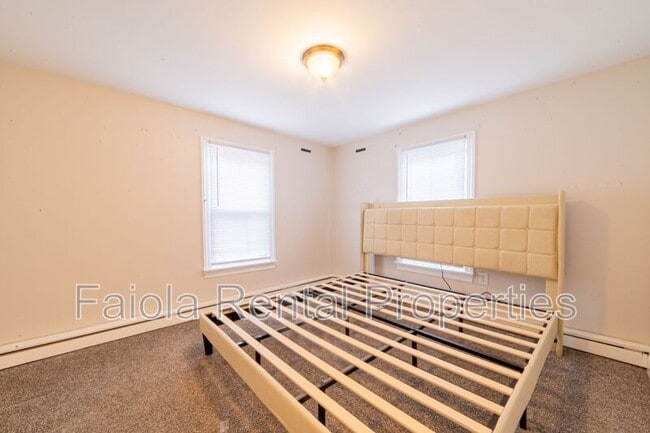 Building Photo - 319 Maurice St