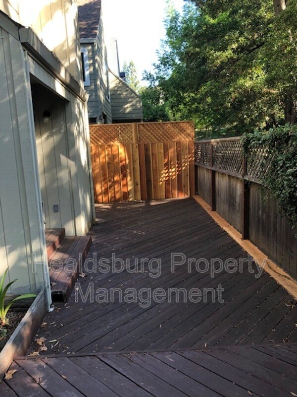 Building Photo - 1304 Foothill Dr
