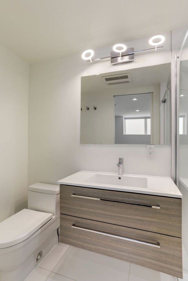 Building Photo - Bright SW Waterfront Condo with Parking Included – Prime DC Location