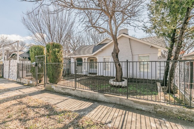 Building Photo - "Charming 2-Bedroom Home full of updates -...