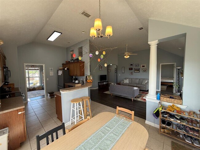 Building Photo - 650 Little Farm Rd