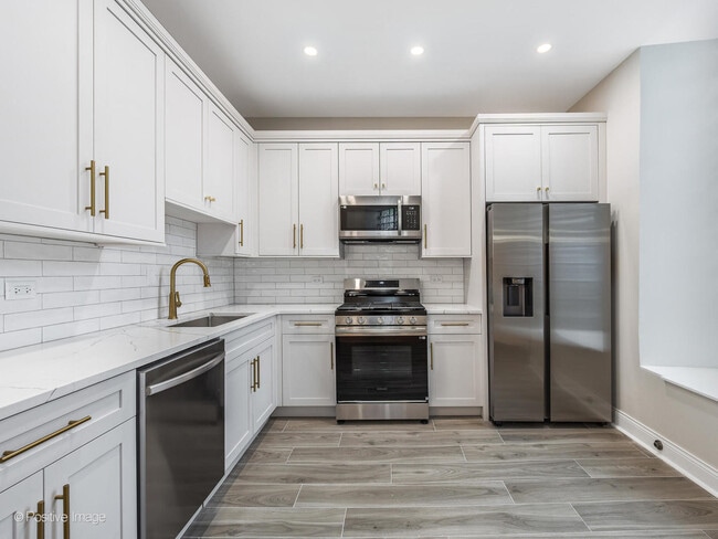 Building Photo - 2013 W North Ave