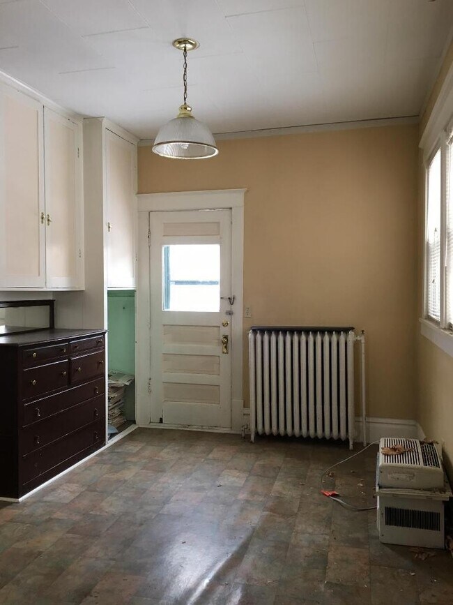 Building Photo - 118 9th St S