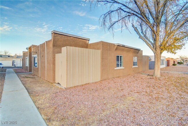 Primary Photo - 6200 Camino De Rosa Dr