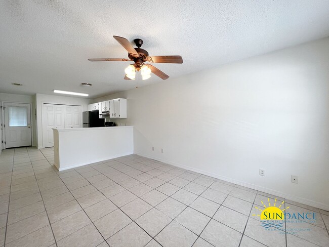 Building Photo - Quaint 2 Bedroom Home in Crestview!