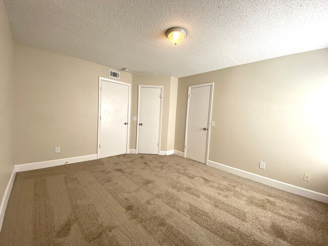 Building Photo - Spacious 3br/2ba Venetian Condo!