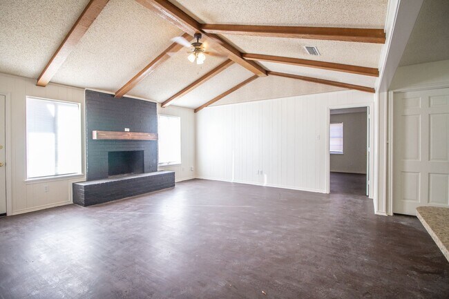 Building Photo - Charming 3 Bedroom 2 bathroom house WITH SOLAR