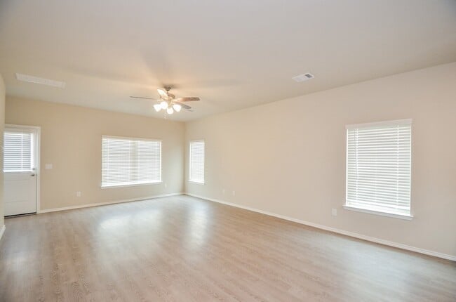 Building Photo - 25513 Blossom Ct