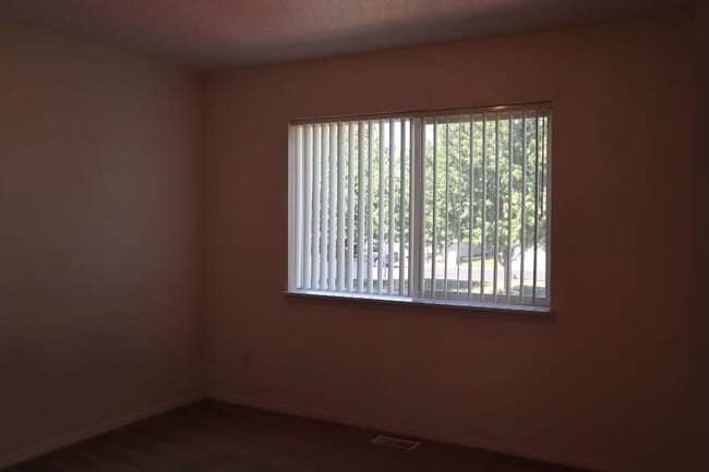Building Photo - Duplex in Hidden Gardens