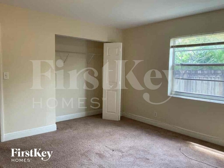 Building Photo - 727 S Pine St