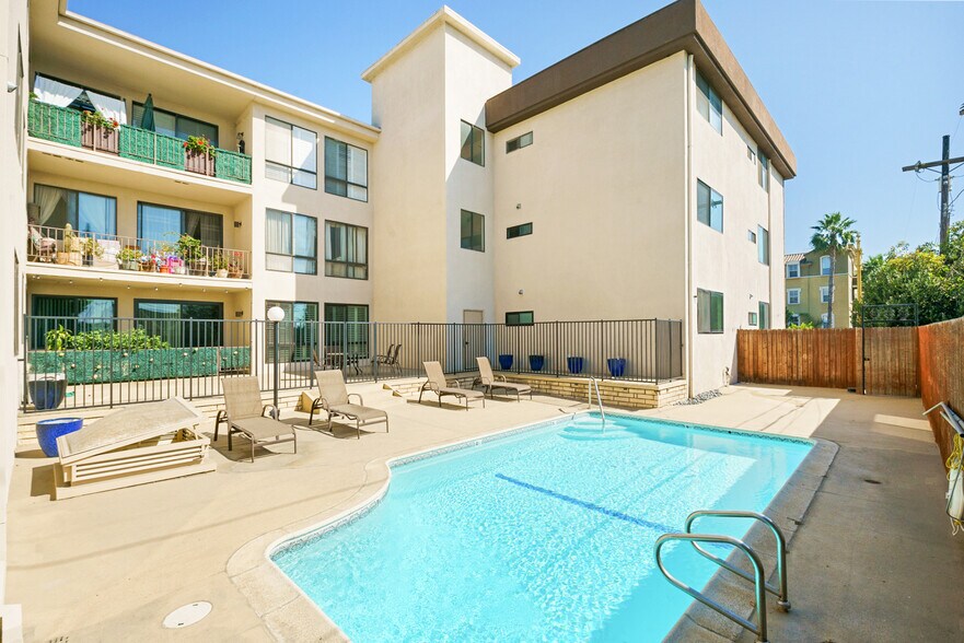 Building Photo - 2175 S Beverly Glen Blvd