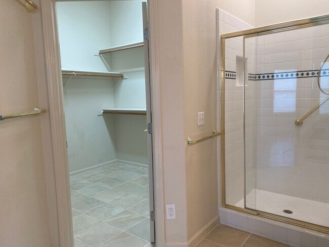 Building Photo - Beautiful Lakefront Home in the Vineyard! ...