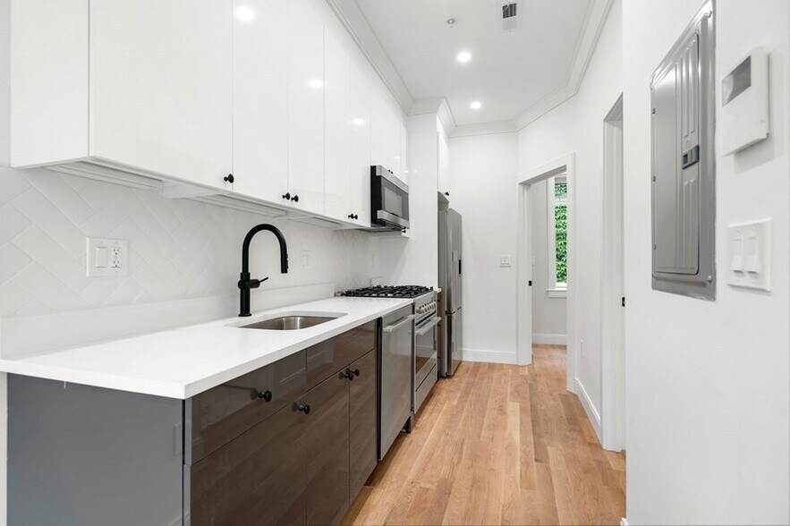 Building Photo - 18 Grove St