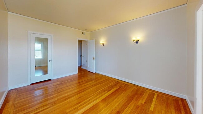 Building Photo - San Francisco Living at Its Finest