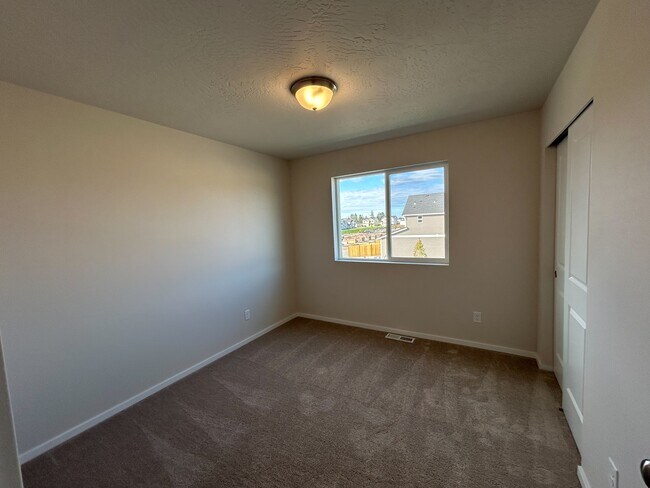 Building Photo - 294 E Viceroy Ave