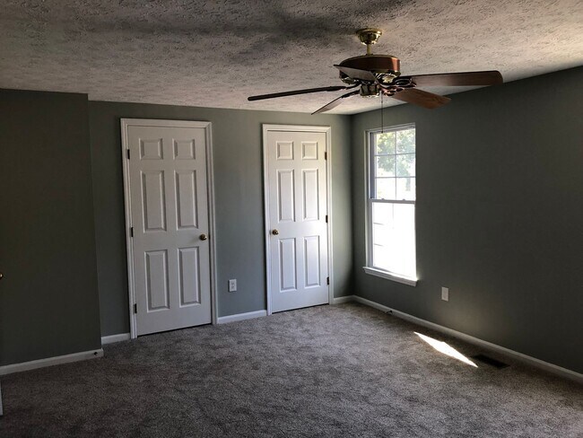 Building Photo - Townhouse-Village of Thomas Run-4 Bathrooms!!