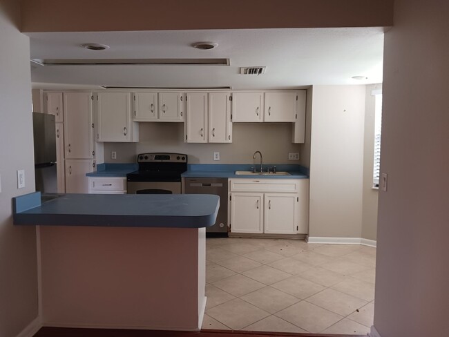 Building Photo - 3 Bedroom 2 Bath Single Family Home w/ Wat...