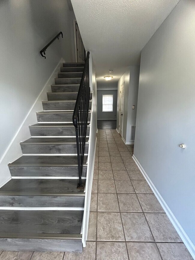 Building Photo - Spacious 3 bed 5 bath condo located in the...