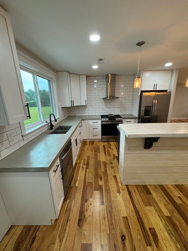 Building Photo - 869 Starr Hill Rd