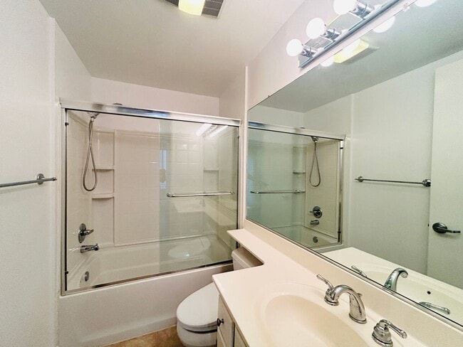 Building Photo - Barcelona Towers Condo Community In Koreatown Offering Spacious Two Bedroom