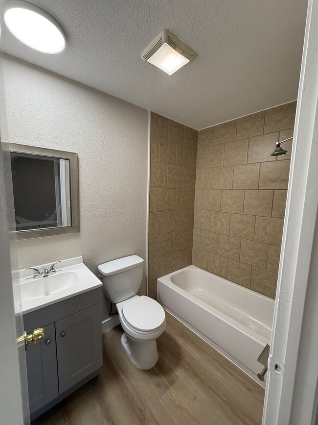 Building Photo - Newly remodeled