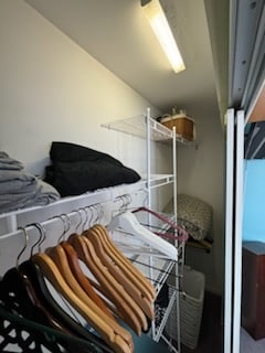 closet - 3457 N Kedzie Ave