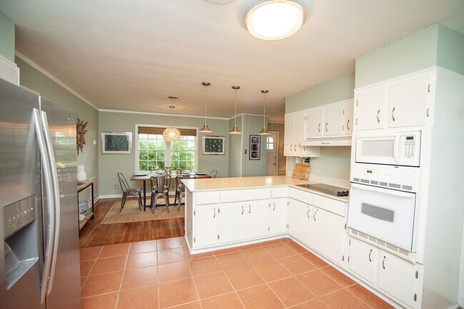 Building Photo - 343 Oleander St