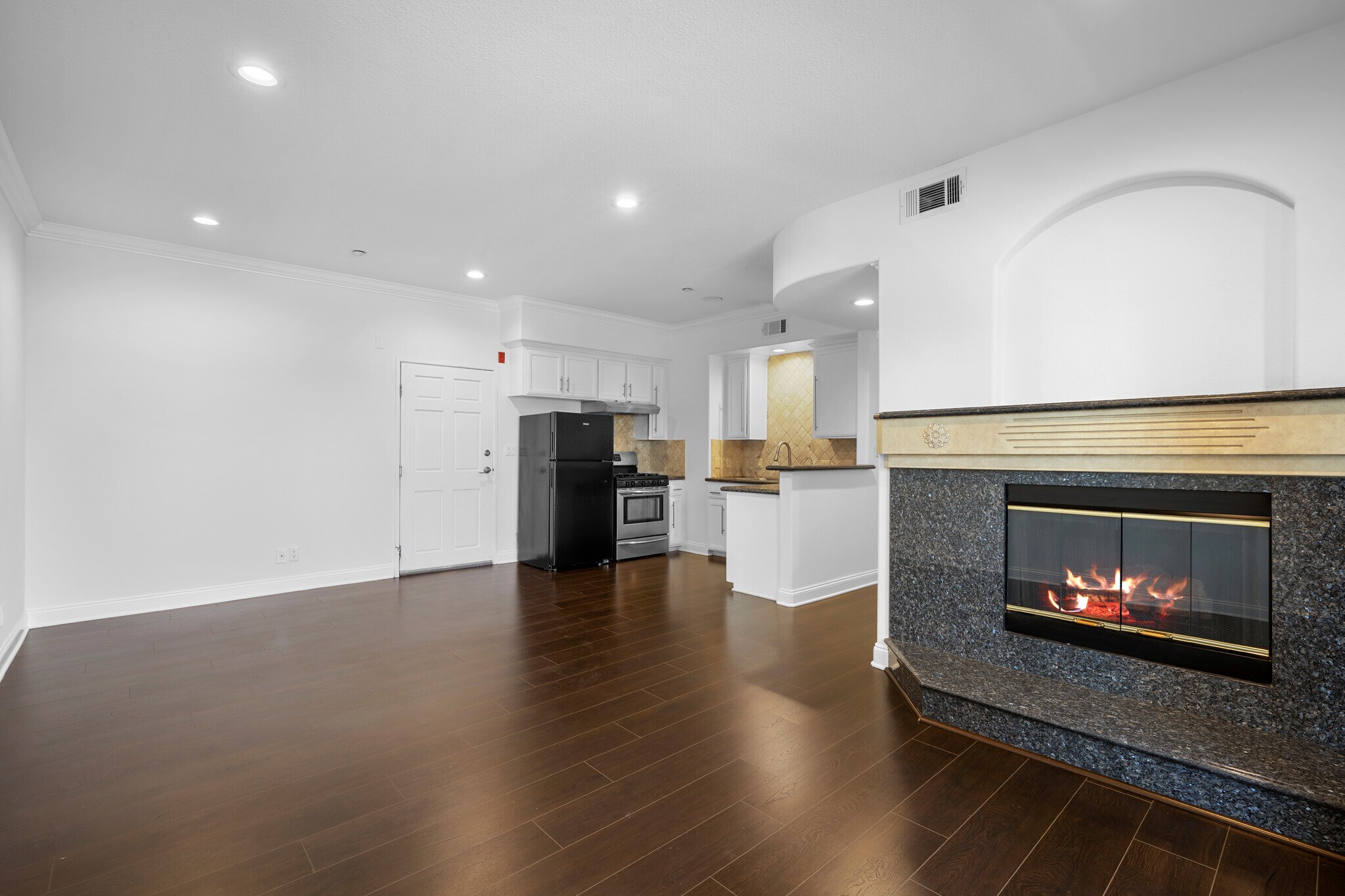 Building Photo - 540 E Angeleno Ave