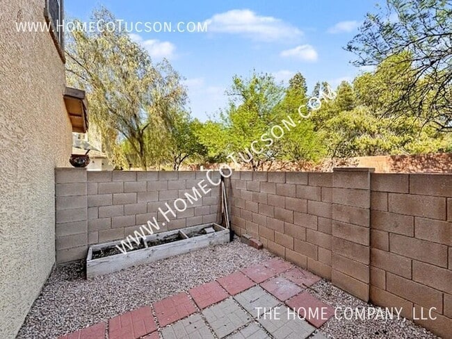 Building Photo - 2708 N Saramano Ln