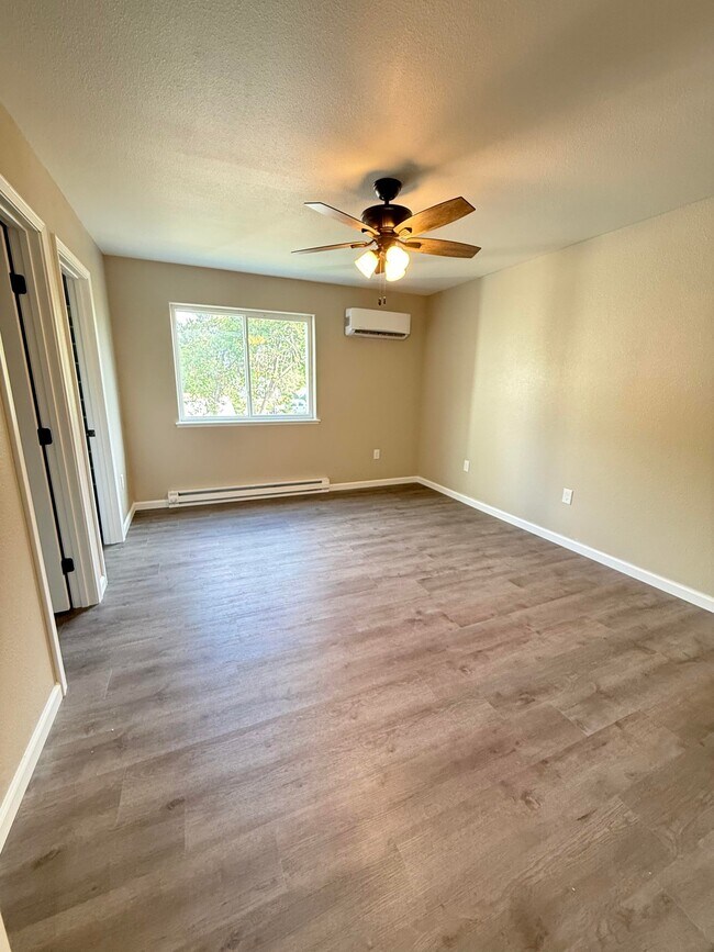 Building Photo - 440 Rosette Ln