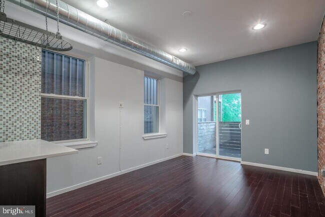 Building Photo - 927 N 2nd St