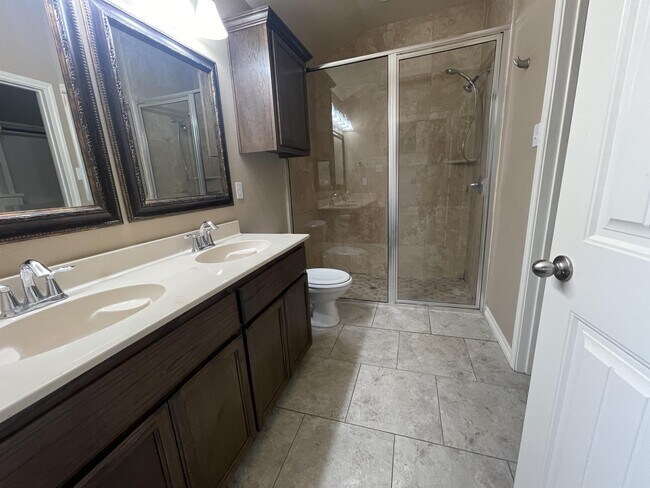 Building Photo - 2202 Retta Dr
