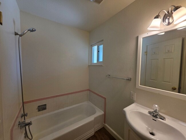 Building Photo - 4 bedroom single story near freeway & shop...