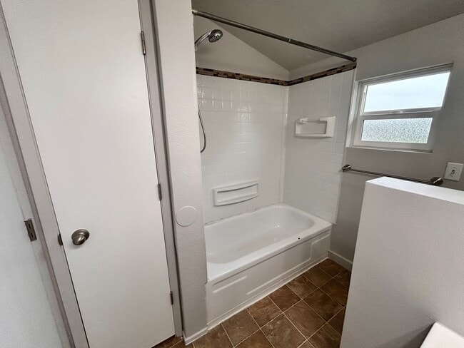 Building Photo - Charming 4 Bed, 2 Bath Home in Spokane Valley!