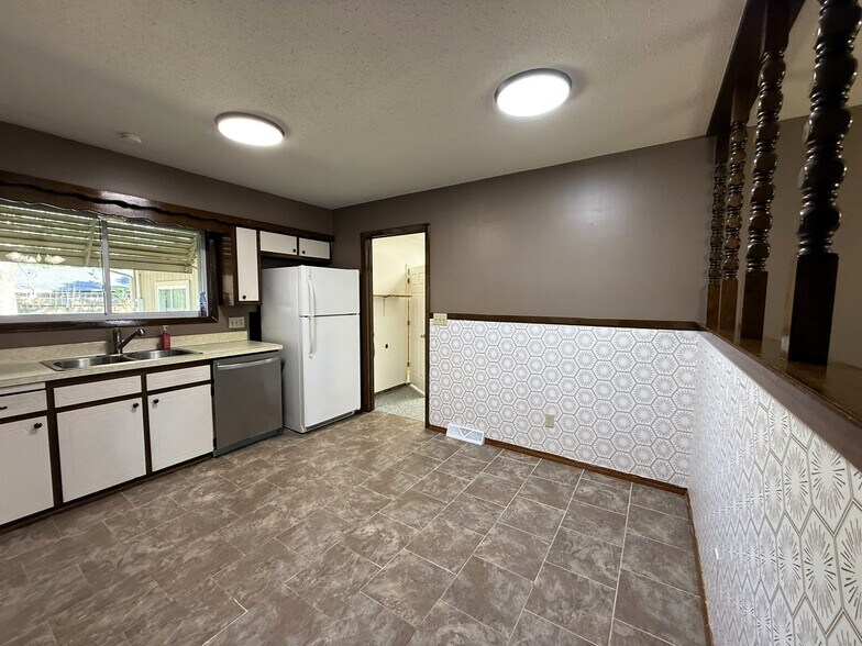 Building Photo - 3147 S Gordon Ave