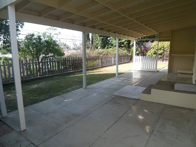 Building Photo - Great home with gorgeous hardwood floors!!