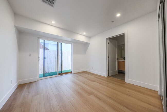 Building Photo - 1237 N Orange Dr