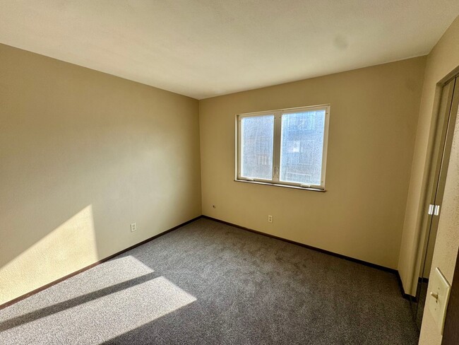 Building Photo - Updated 2BR Condo in Fox Meadows – New Flooring + Appliances