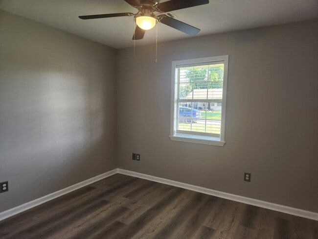 Building Photo - Spacious 3-Bed, 2-Bath Home in a Quiet Neighborhood