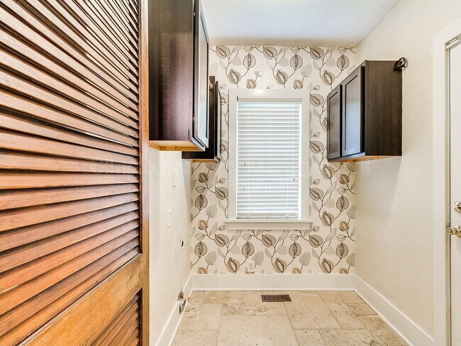 Building Photo - 2005 NW 18th St